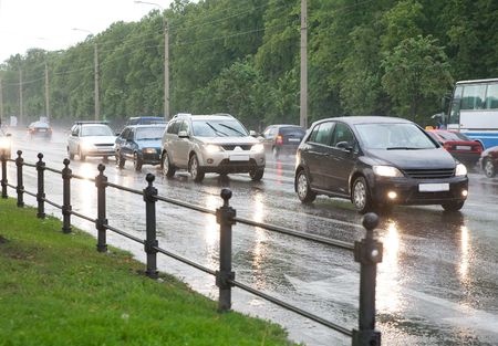 事故防止に効果あり 雨や霧の日にヘッドライト点灯してますか オートウェーブ 新車 中古車 車検 タイヤ交換など車のこと何でも