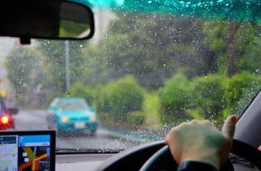 雨の日の交通事故は晴れの日の約5倍　～雨の日に気をつける運転のポイントは？～