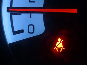車の警告灯、点灯したらどうする?