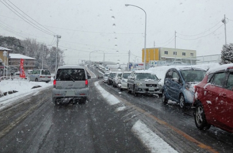 ノーマルタイヤでの雪道走行は法令違反です！