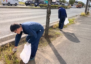 「地域社会貢献活動報告」11月5日全店にて、店舗周辺エリアの清掃活動を実施しました