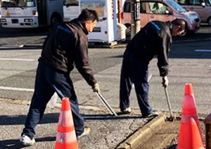 「地域社会貢献活動報告」1月7日全店にて、店舗周辺エリアの清掃活動を実施しました